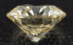 蛍光性ダイヤモンド画像