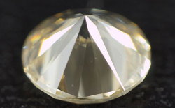 蛍光性ダイヤモンド画像