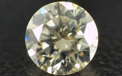 蛍光性ダイヤモンド画像