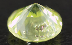 ガーネットとオリビンかダイオプサイド結晶入りダイヤモンド画像