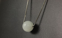 ホワイト・ジェダイト(ホワイト・ジェイダイト、ホワイト・ジェード、白ヒスイ)