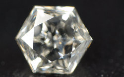 六角形(ヘキサゴナル・モディファイド・ブリリアント・カット)ダイヤモンド画像