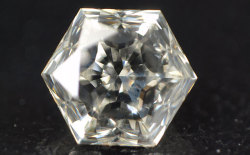 六角形(ヘキサゴナル・モディファイド・ブリリアント・カット)ダイヤモンド画像