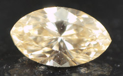 蛍光性ダイヤモンド画像