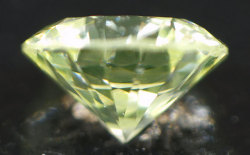 蛍光性ダイヤモンド画像