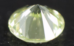 蛍光性ダイヤモンド画像