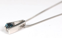 アレキサンドライトペンダントネックレス