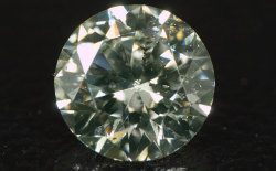 蛍光性ダイヤモンド画像