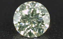 蛍光性ダイヤモンド画像