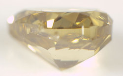 蛍光性ダイヤモンド画像