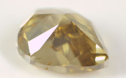 蛍光性ダイヤモンド画像