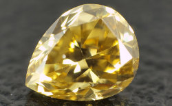 蛍光性ダイヤモンド画像