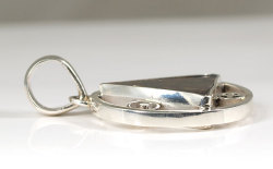 ペリドットを含む隕石画像