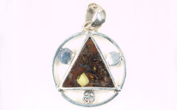 ペリドットを含む隕石画像