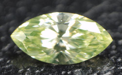 蛍光性ダイヤモンド画像