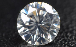 蛍光性ダイヤモンド画像