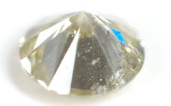 蛍光性ダイヤモンド画像