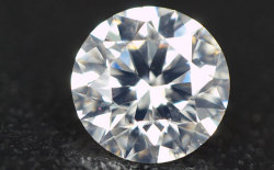 蛍光性ダイヤモンド画像