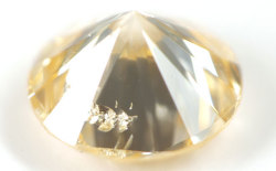 蛍光性ダイヤモンド画像