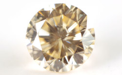 蛍光性ダイヤモンド画像