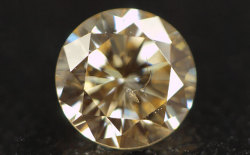 蛍光性ダイヤモンド画像