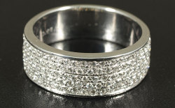 蛍光性パヴェダイヤモンドリング画像