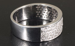 蛍光性パヴェダイヤモンドリング画像