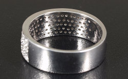 蛍光性パヴェダイヤモンドリング画像