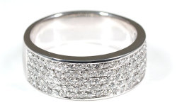 蛍光性パヴェダイヤモンドリング画像