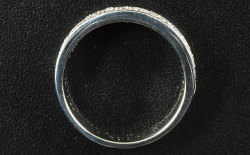 蛍光性パヴェダイヤモンドリング画像