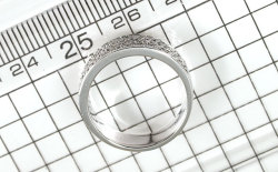 蛍光性パヴェダイヤモンドリング画像