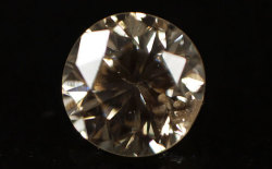 蛍光性ダイヤモンド画像