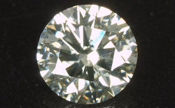 蛍光性ダイヤモンド画像