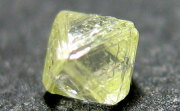 ガーネット結晶入りダイヤモンド原石