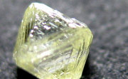 ガーネット結晶入りダイヤモンド原石