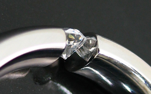 テンションジュエリーダイヤモンドエンゲージリング(婚約指輪)画像